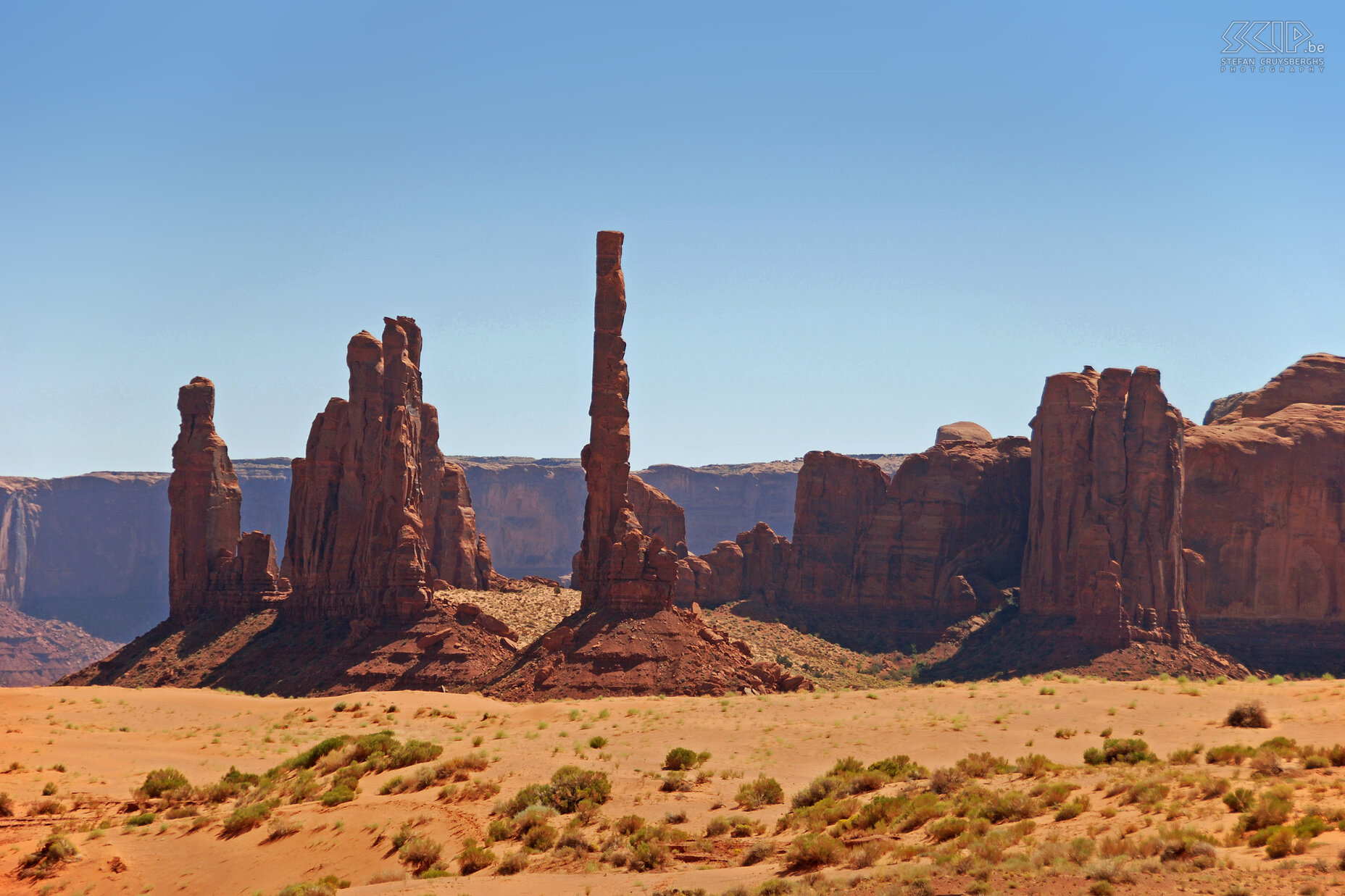 Monument Valley - Totem Pole and Sand Springs Monument Valley is een prachtige streek van het Colorado Plateau dat gekenmerkt wordt door een cluster van enorme zandsteen tafelbergen, gelegen aan de grens van de staten Arizona en Utah. De vallei ligt binnen het Navajo Nation Reservaat. Stefan Cruysberghs